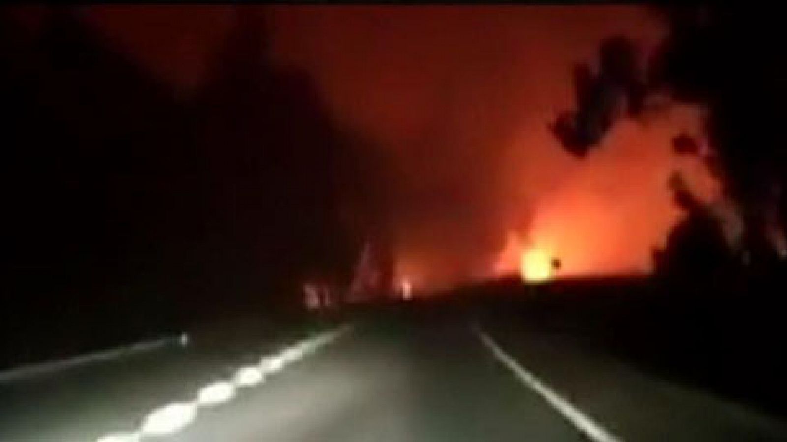 La angustia de dos personas atrapadas por las llamas en una carretera