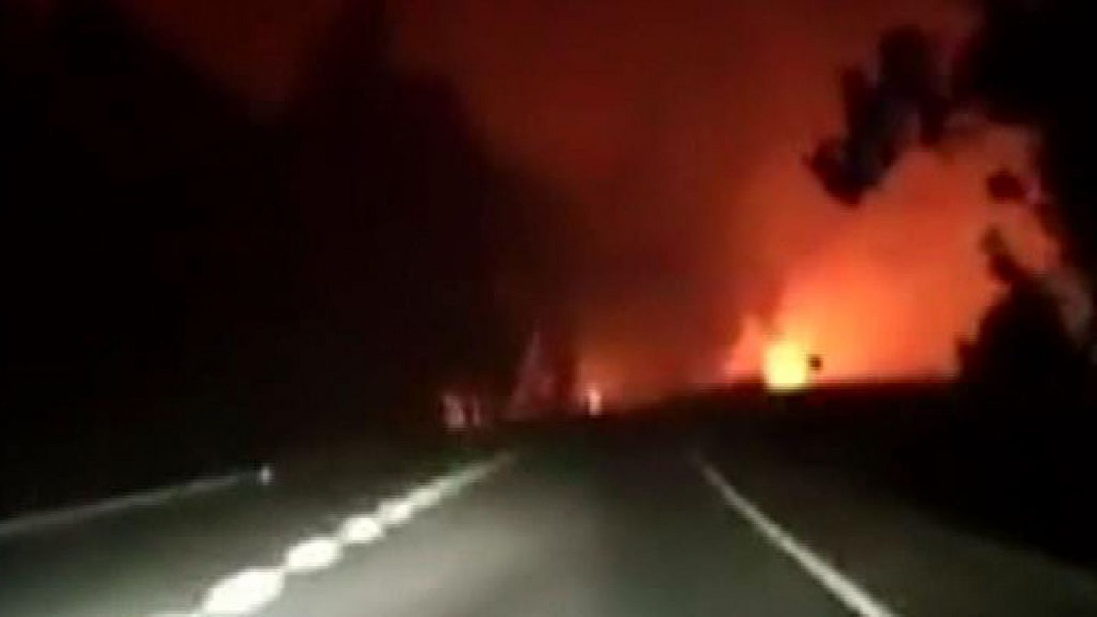 La angustia de dos personas atrapadas por las llamas en una carretera