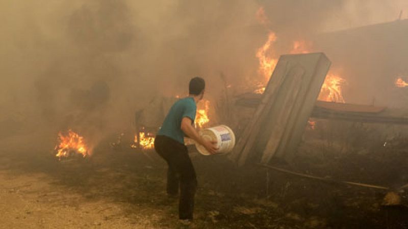 Más de 100 incendios continúan activos este lunes en Portugal