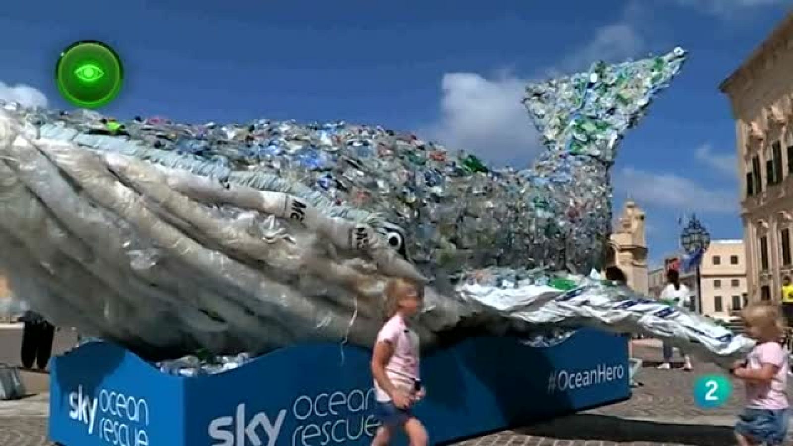 PRIMER PLANO PLASTICOS OCÉANOS