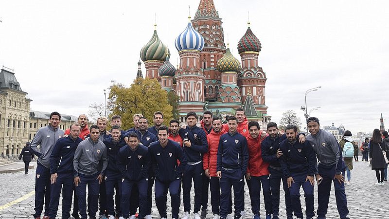 El Sevilla se aclimata al frío ruso con un paseo por la Plaza Roja