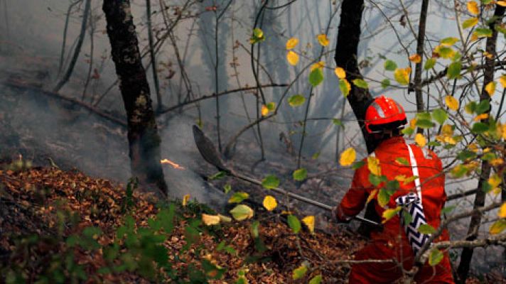 Los incendios en Asturias bajan a 27 y los vecinos regresan a sus casas