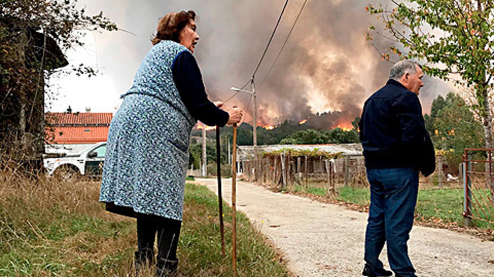 Telediario 1: Impotencia y angustia entre los vecinos afectados por los incendios de Galicia | RTVE Play