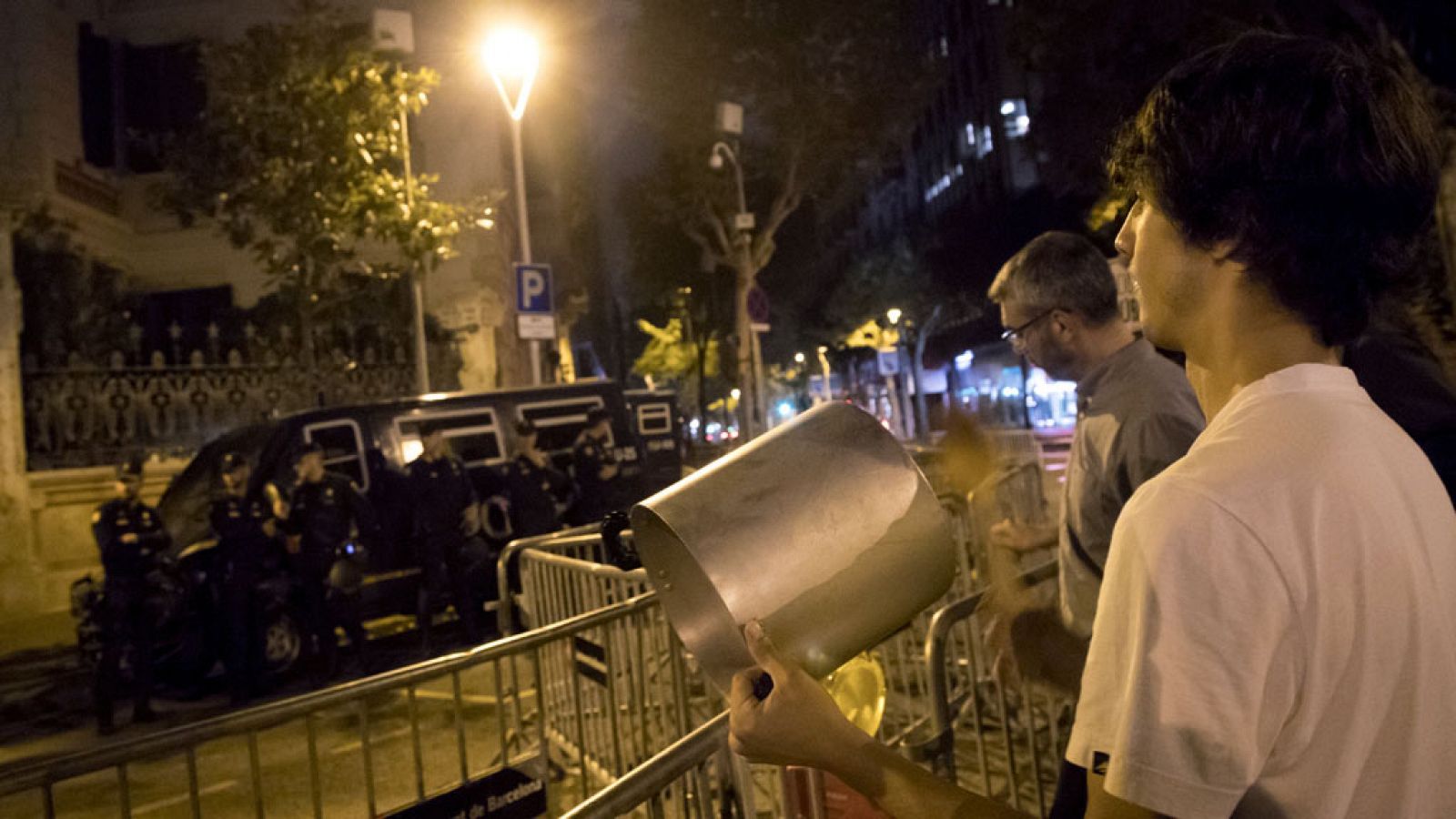 La noche en 24h: Caceroladas espontáneas por el encarcelamiento de Sánchez  | RTVE Play