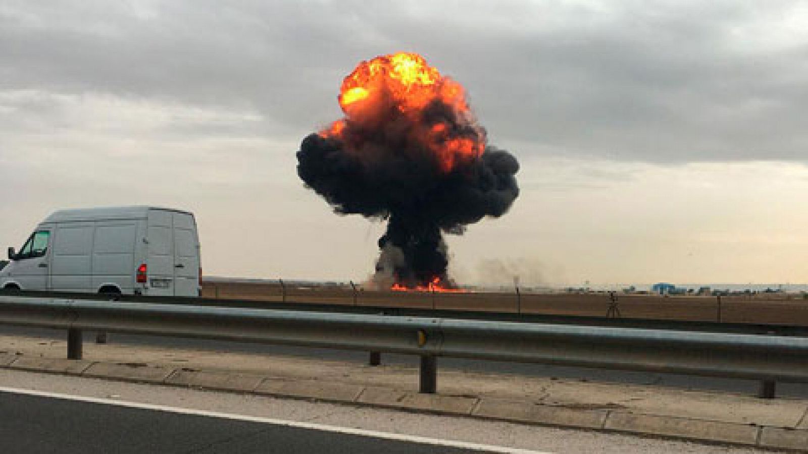 Telediario 1: Un piloto del Ejército del Aire muere al estrellarse su avión F18 en la base aérea de Torrejón | RTVE Play