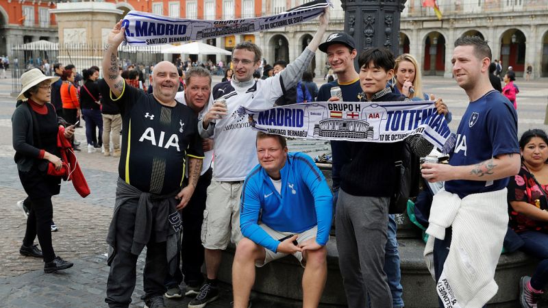 Unos 4.200 aficionados del Tottenham han pasado el día en el centro de Madrid sin causar grandes incidentes en las horas previas al partido del Bernabéu.