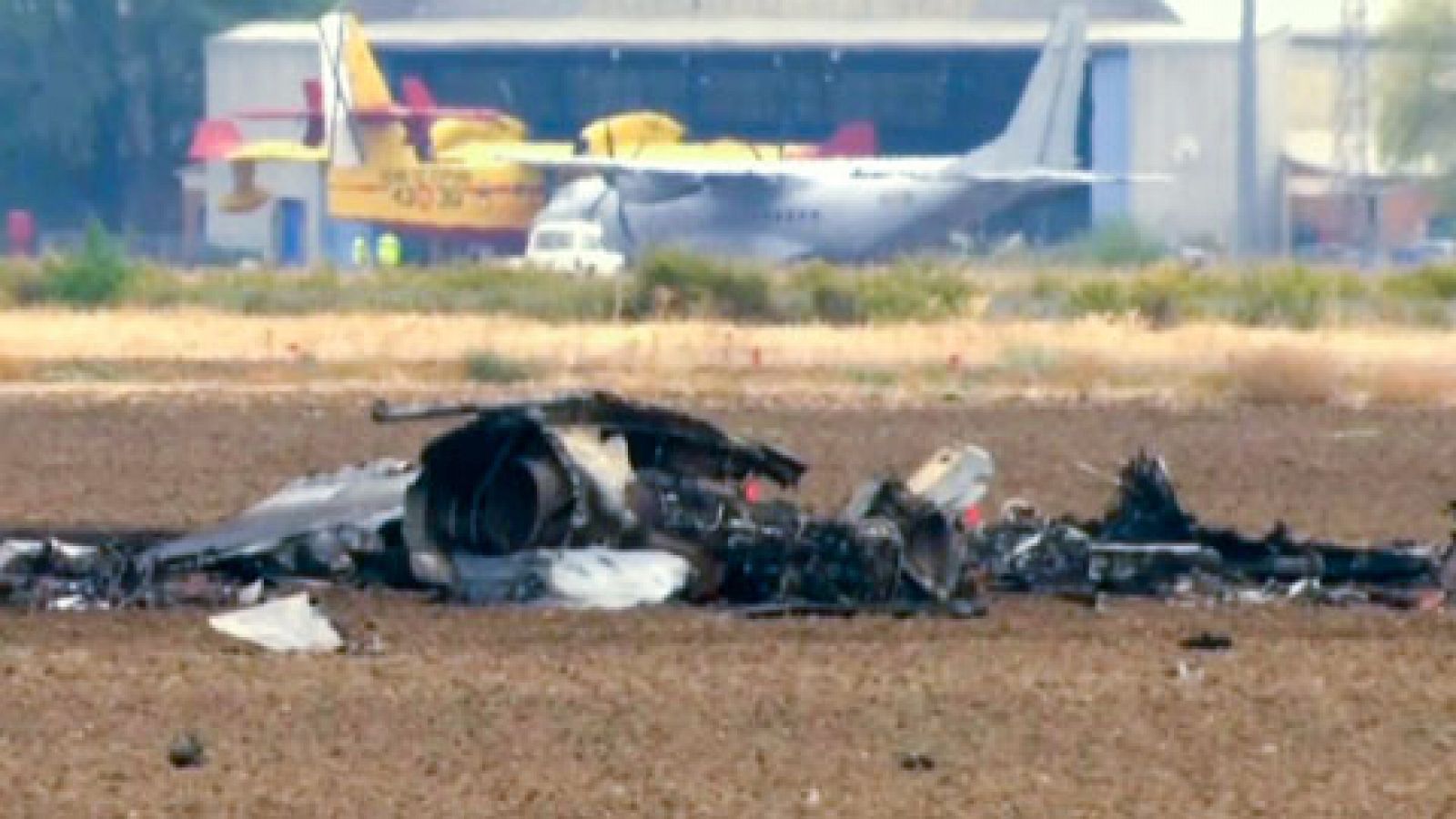 Telediario 1: Muere el piloto de un F-18 al estrellarse en la base aérea de Torrejón de Ardoz | RTVE Play