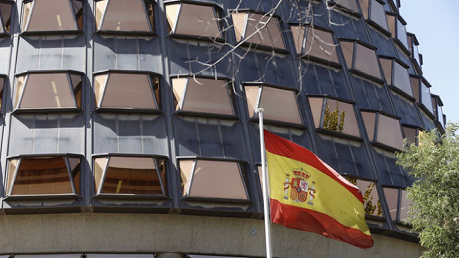 Telediario 1: ERC y el PDeCAT presentarán un recurso de amparo al TC para bloquear el 155 | RTVE Play