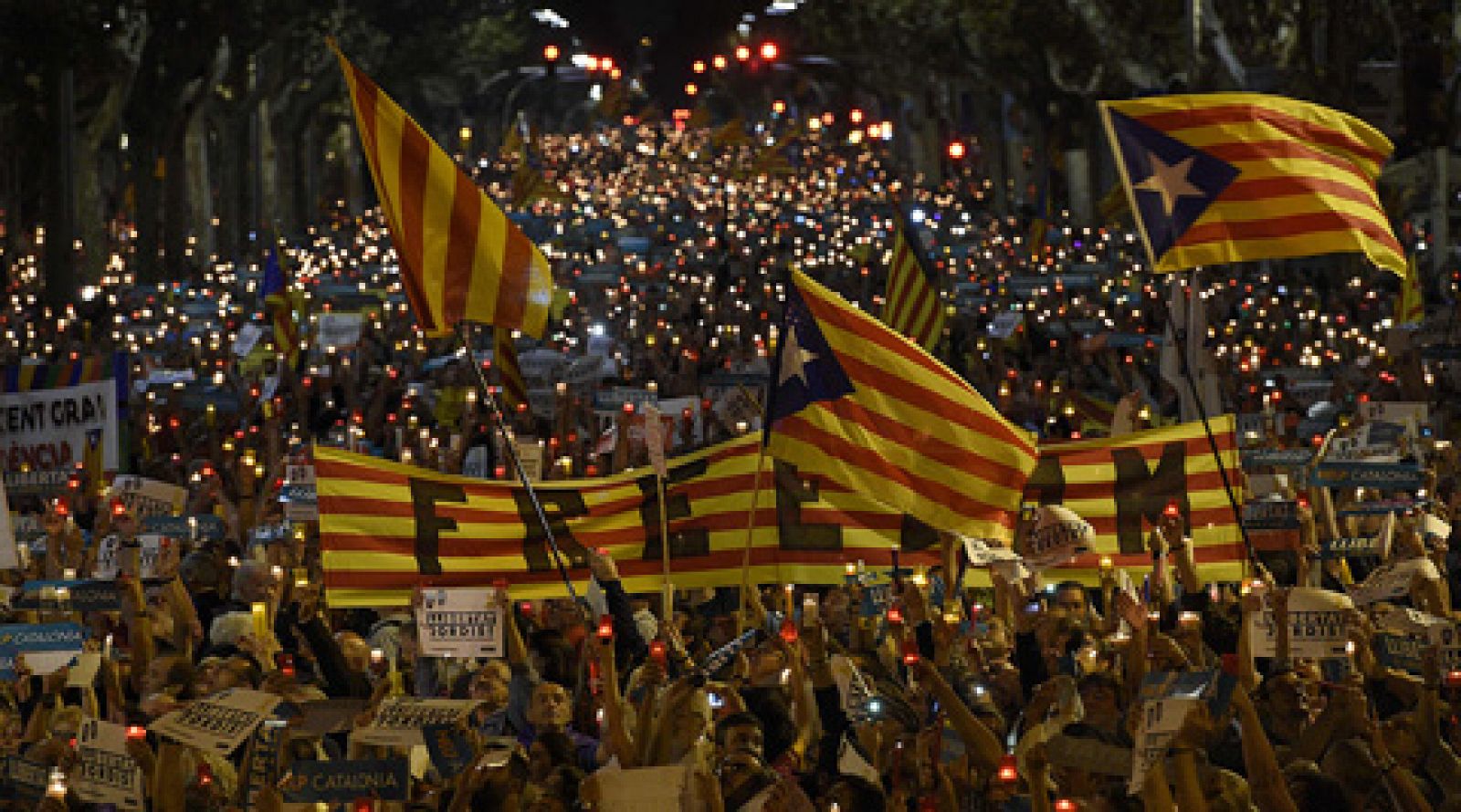 Miles de personas se concentran en Barcelona contra el encarcelamiento de Cuixart y Sánchez