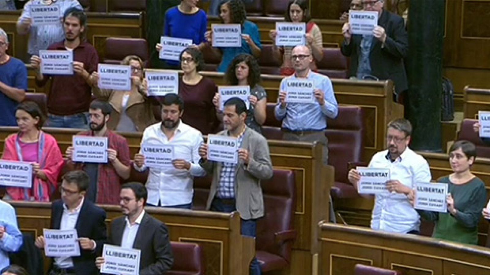 Diputados de Unidos Podemos - En Comú Podem - En Marea, PDeCat y ERC muestran en el Congreso carteles pidiendo la libertad de los líderes de ANC y Omnium