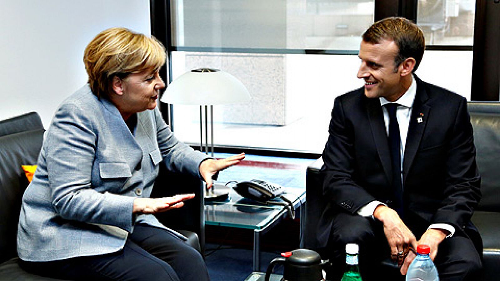 Telediario 1: Merkel y Macron respaldan al Gobierno español en la crisis de Cataluña | RTVE Play