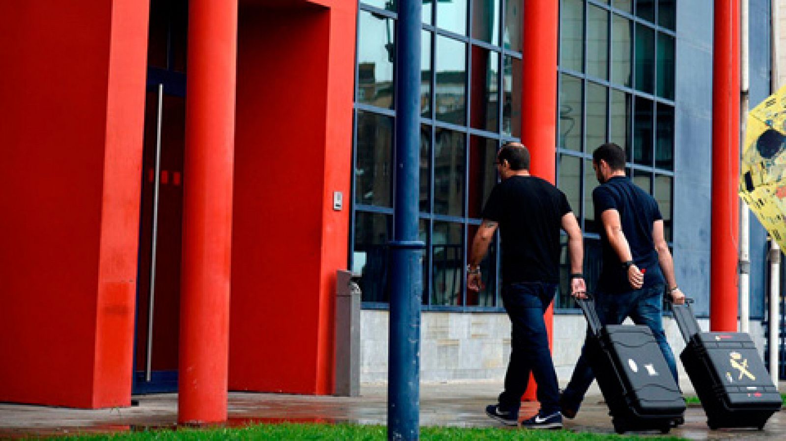 Telediario 1: La Guardia Civil busca el registro de las comunicaciones de los Mossos en Lleida durante el 1-O | RTVE Play