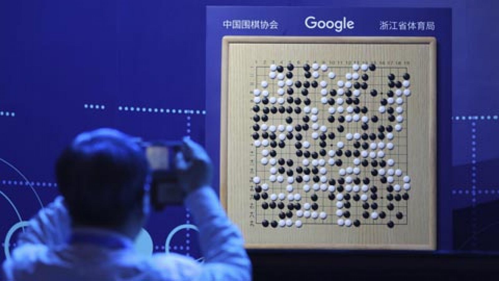 Telediario 1: Un nuevo algoritmo de Google aprende a jugar al Go sin intervención humana | RTVE Play