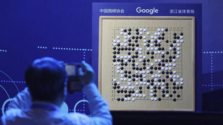 Telediario 1 - Un nuevo algoritmo de Google aprende a jugar al Go sin intervención humana