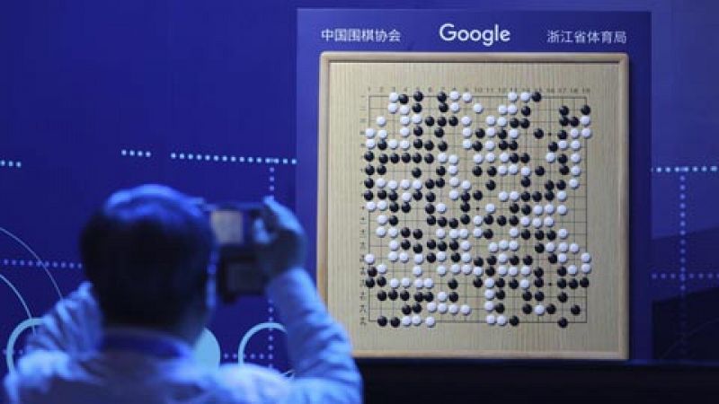 El programa de inteligencia artificial de Google basado en el milenario juego chino de estrategia llamado Go tiene nueva versión. Totalmente autodidacta, Alpha Go Zero, como la han bautizado, ha sido capaz de aprender por sí sola el juego y ganar sie