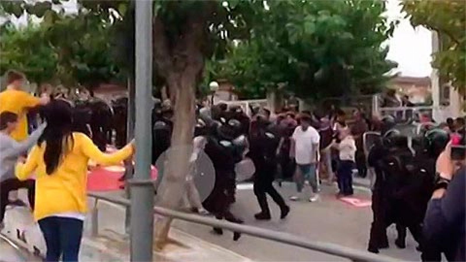 Sin programa: Un detenido por dar una patada en la cabeza a un guardia civil durante el 1-O | RTVE Play