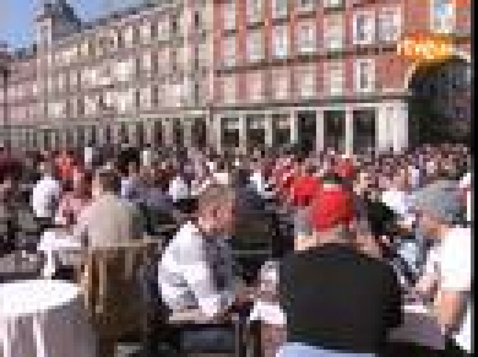 Más de 6000 aficionados del Liverpool han viajado a Madrid para apoyar a los 'reds' en su partido de Champions ante el Real Madrid. La Plaza Mayor de la capital de España se ha teñido de rojo por unas horas