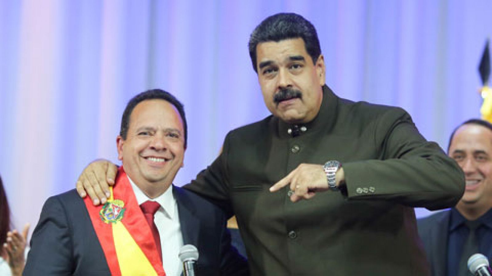 Telediario 1: Gobierno y oposición de Venezuela cruzan acusaciones sobre la toma de posesión de los nuevos gobernadores | RTVE Play