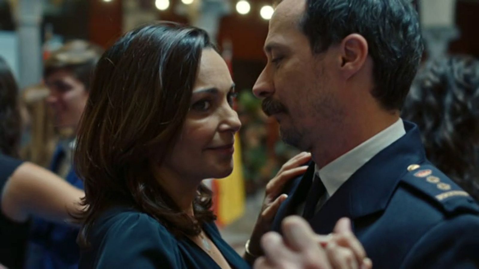 Santos dispuesto a todo por conquistar a Laura