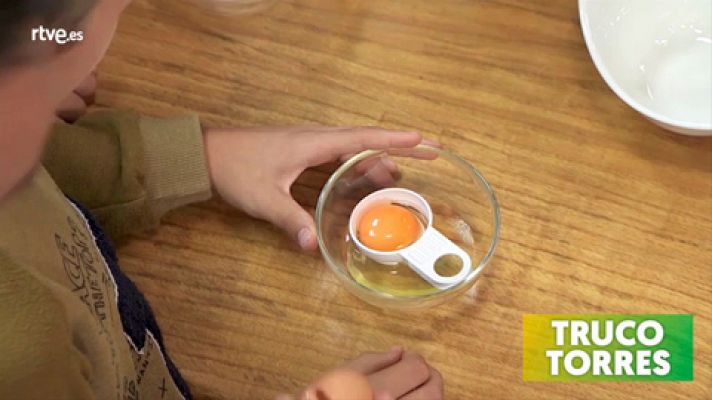 Cómo separar las claras de las yemas de los huevos