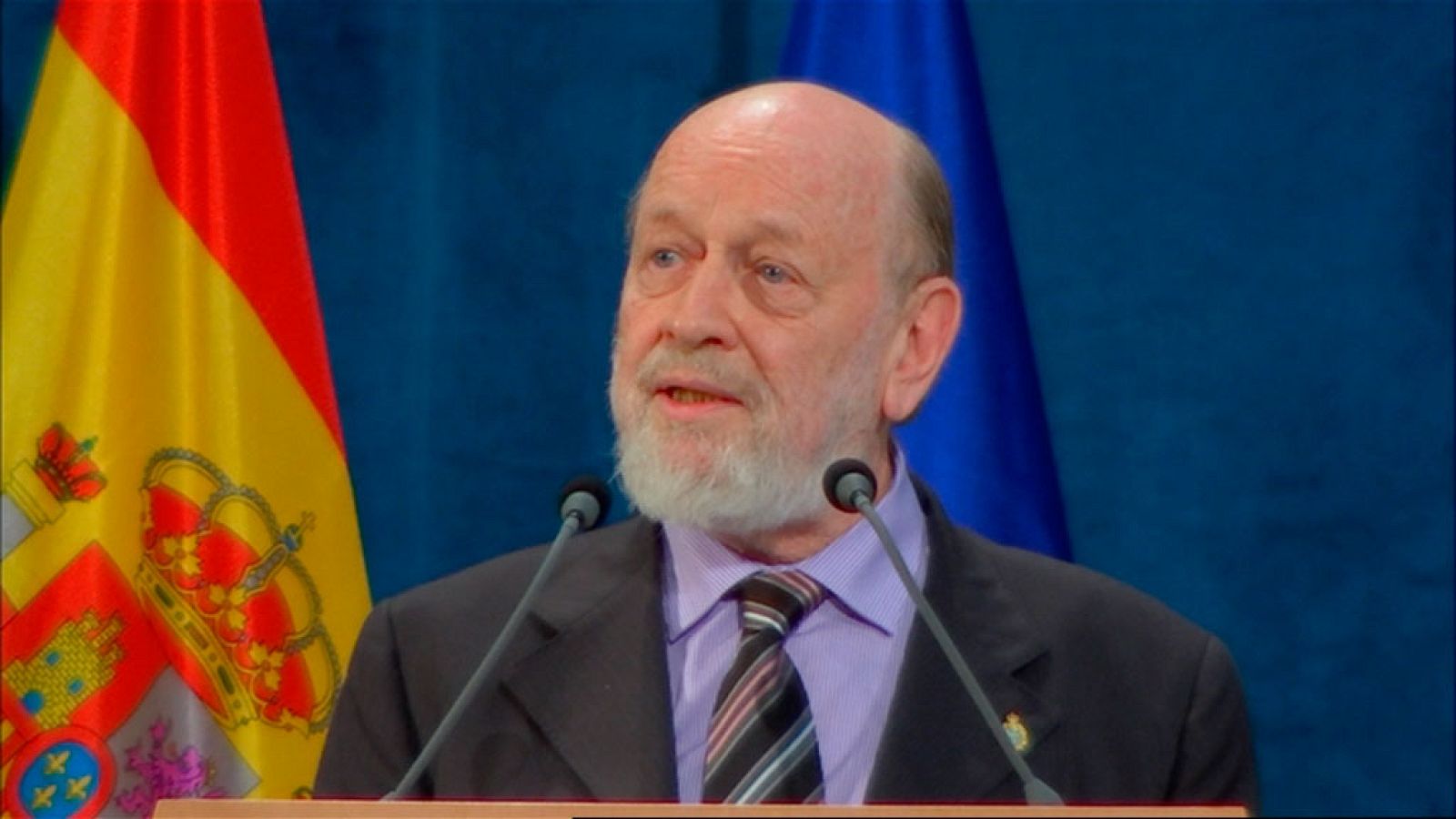 El miembro de Les Luthiers, Marcos Mundstock, Premio Princesa de  Asturias de Comunicación y Humanidades, ha afirmado que el ejercicio  del humorismo, "profesional o doméstico", mejora la vida y permite  contemplar las cosas de una manera distinta, "sobre todo lúdica".  Además, ha señalado que el sentido del humor se aprende y mejora con  la práctica, "porque nadie nace riendo". Así se ha expresado el componente del grupo humorista argentino en  su intervención durante la entrega de los premios celebrada este viernes en el Teatro Campoamor de  Oviedo y donde Mundstock ha tirado del humor para recordar las veces  que habían sido candidatos al galardón.