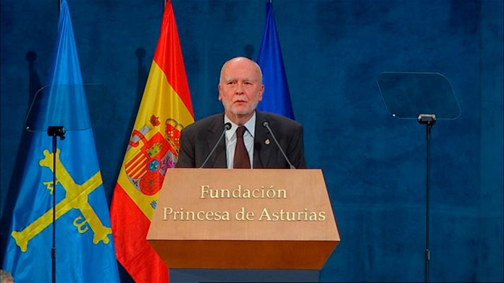 Zagajewski recoge el Princesa de Asturias de la Letras