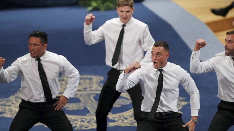 Los jugadores de la selección de rugby de Nueva Zelanda han ejecutado su célebre haka en el Teatro Campoamor de Oviedo, justo después de recoger el Premio Princesa de Asturias de los Deportes. Conrad Smith, Jordie Barrett, Israel Dagg y Keven Mealamu