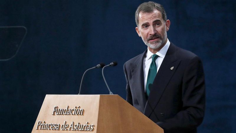 El rey Felipe VI se ha referido a la situación política en Cataluña durante su discurso en la ceremonia de entrega de la XXXVII edición de los Premios Princesa de Asturias, que ha tenido lugar en el Teatro Campoamor de Oviedo. "España tiene que hacer