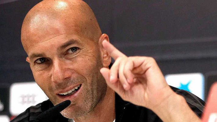 Telediario 1 - Zidane: "Benzema es el mejor con diferencia, las críticas son una vergüenza"