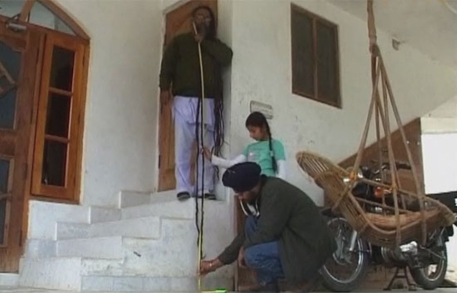 Un profesor indio aspira a ostentar el récord del hombre con la barba más larga del mundo | Ver