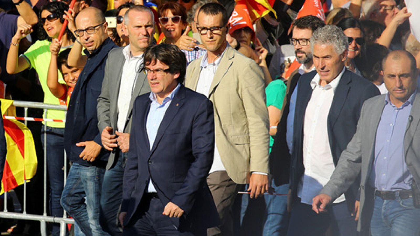 Informativo 24h: Miles de personas, con Govern al frente, protestan en Barcelona contra el 155 | RTVE Play