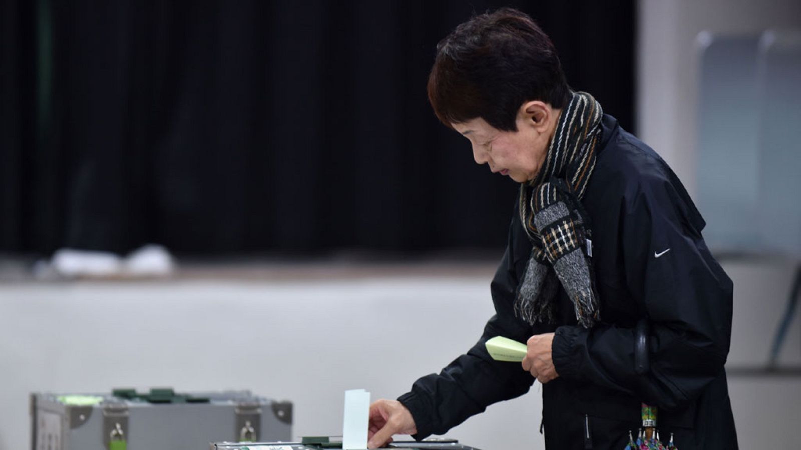 Abren los colegios electorales en Japón para las elecciones generales con Abe como favorito | Ver