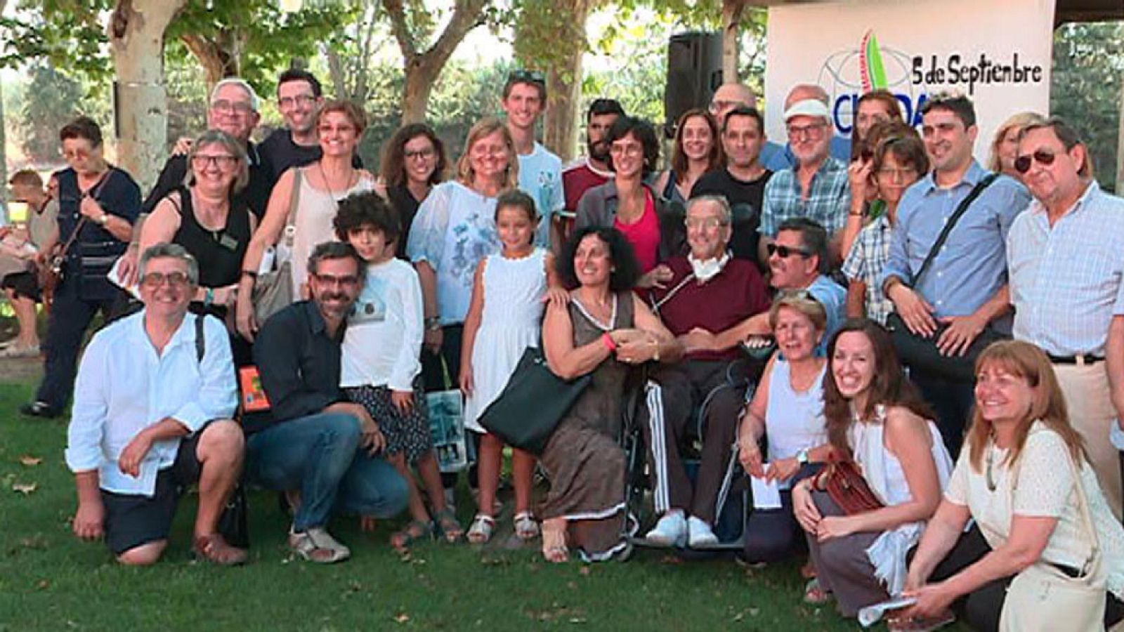 El poeta Antonio Cabrera lleva siete meses en el Hospital de Parapléjicos de Toledo tras sufrir una grave lesión que le ha dejado en silla de ruedas. Cabrera, de 59 años, es profesor de Filosofía y premio Nacional de la Crítica. Ahora lucha por recup