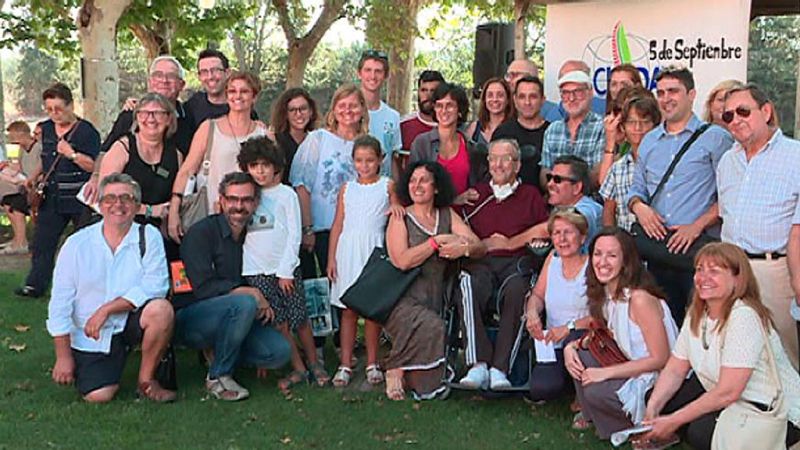 El poeta Antonio Cabrera lleva siete meses en el Hospital de Parapléjicos de Toledo tras sufrir una grave lesión que le ha dejado en silla de ruedas. Cabrera, de 59 años, es profesor de Filosofía y premio Nacional de la Crítica. Ahora lucha por recup