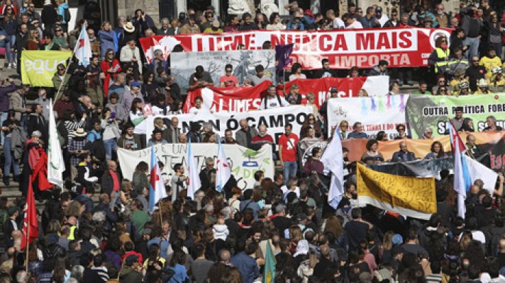 Miles de personas marchan contra los incendios en Galicia