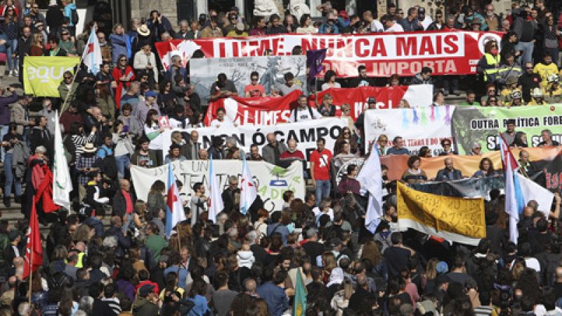 Miles de personas marchan contra los incendios en Galicia y piden la dimisión de Feijóo