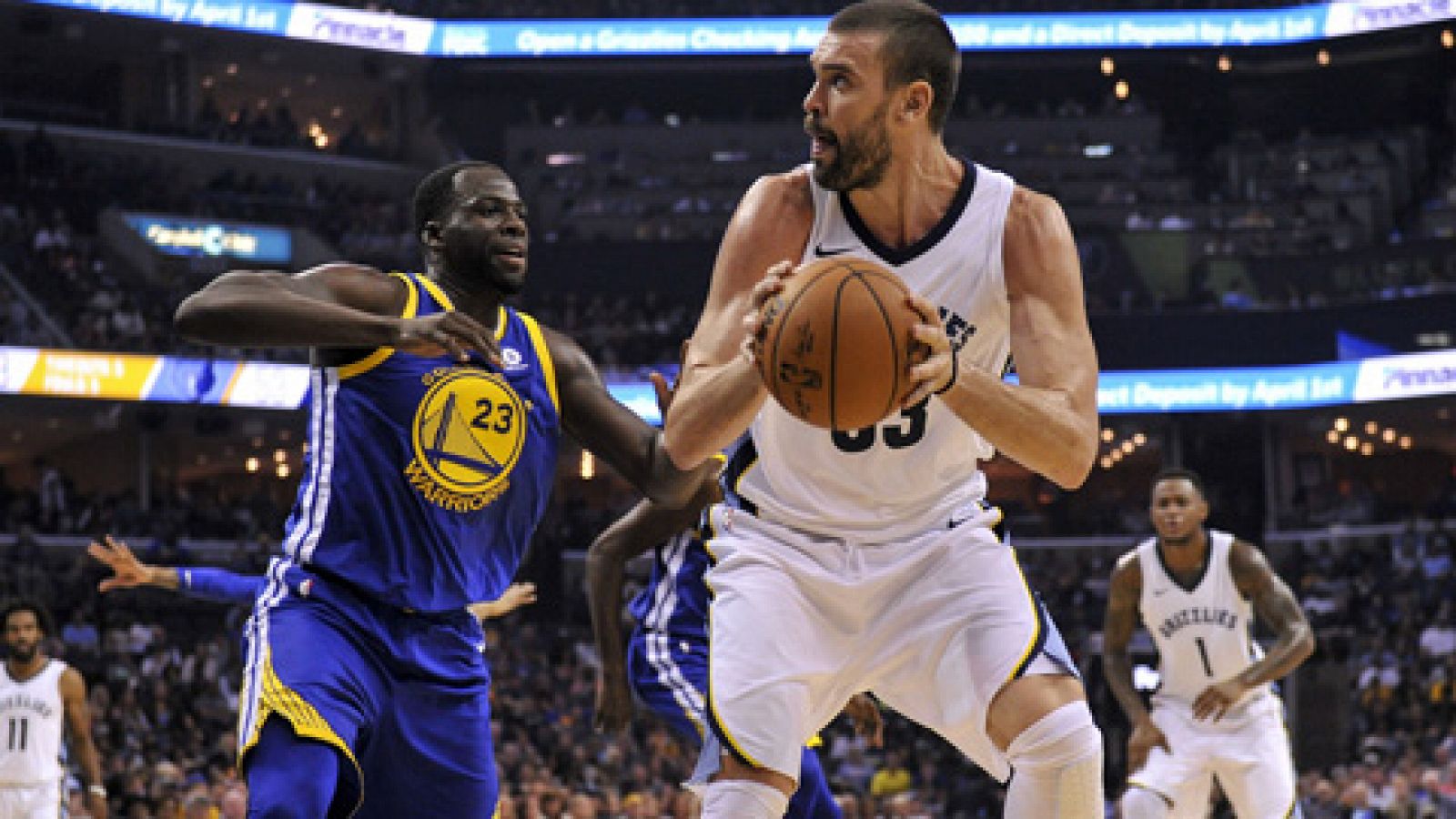 Con un doble-doble, Marc Gasol se mostró imparable para los campeones de la NBA, que cayeron ante los Grizzlies de Memphis. También destacaron Pau Gasol, Ricky Rubio y Serge Ibaka en una jornada en la que jugaron todos los españoles.