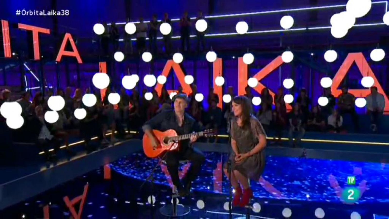 Amaral interpreta una de las canciones de su disco en el programa 'Órbita Laika'