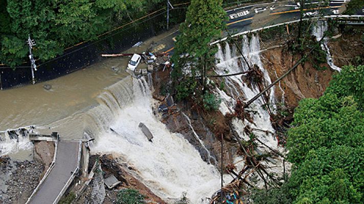 El tifón Lan deja varios muertos al tocar tierra en Japón