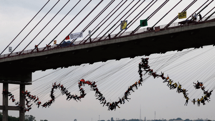 Unas 245 personas saltan a la vez desde un puente