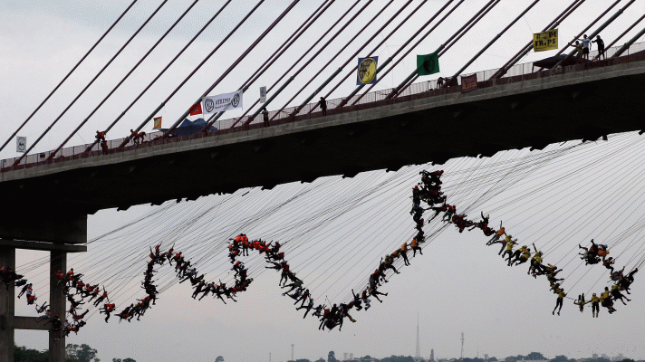 Unas 245 personas saltan a la vez desde un puente 