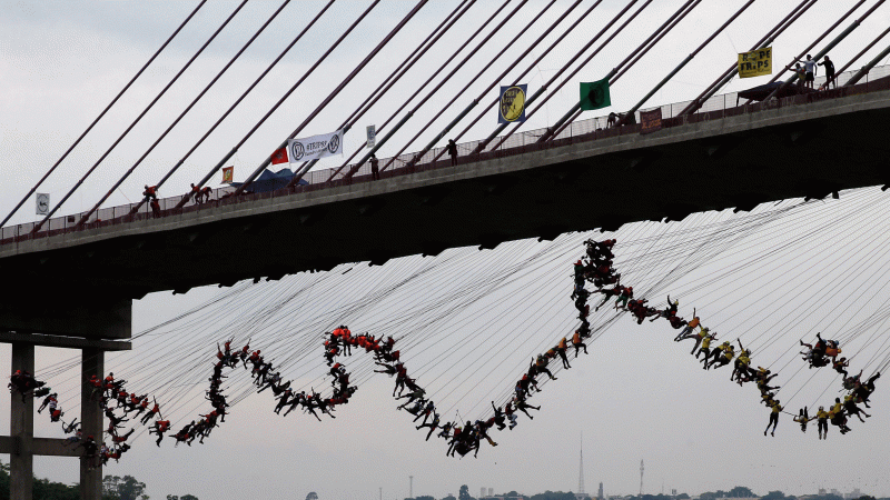 Un salto de vértigo: 245 personas saltan a la vez desde un puente a 30 metros de altura en Brasil