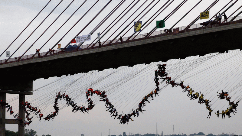 Un salto de vértigo: 245 personas saltan a la vez desde un puente a 30 metros de altura en Brasil