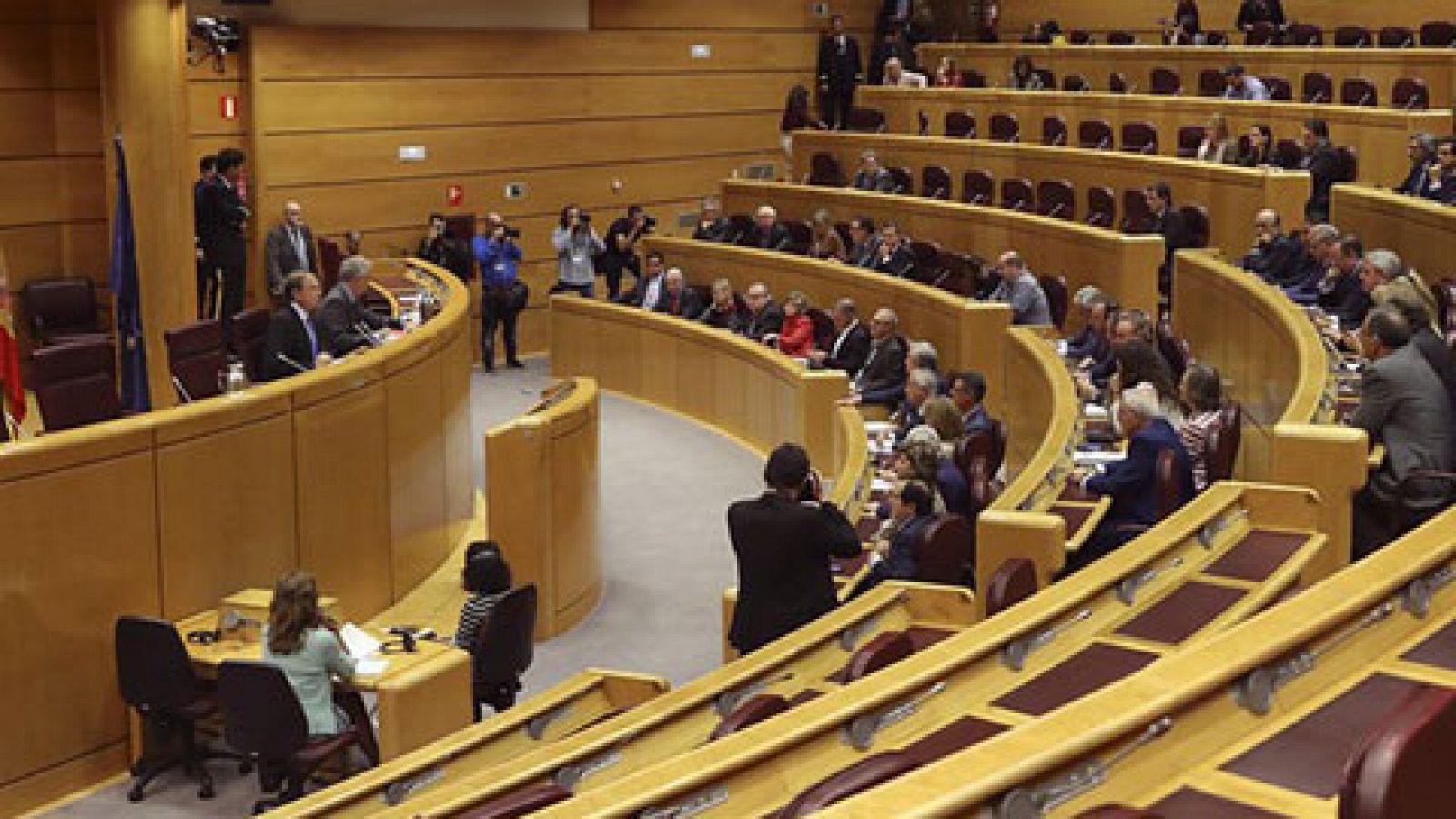 Telediario 1: El Senado ofrece a Puigdemont un debate entre el Gobierno y la Generalitat para defender su postura ante el 155 | RTVE Play