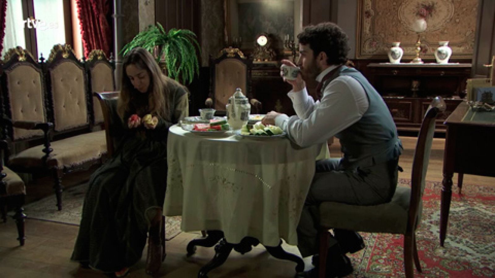 Acacias 38 - Olga se hospeda en casa de Diego