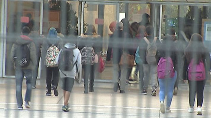 Telediario 1 - La jornada de huelga estudiantil en Cataluña contra el 155 suscita el debate sobre las autorizaciones a los menores