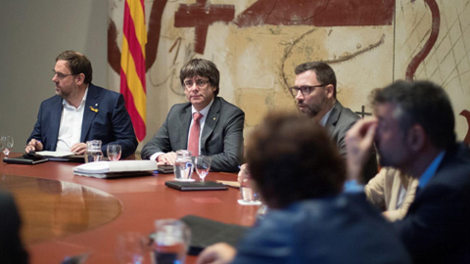 Puigdemont se reúne durante horas con consellers, partidos y entidades para abordar la respuesta al 155 sin alcanzar un acuerdo