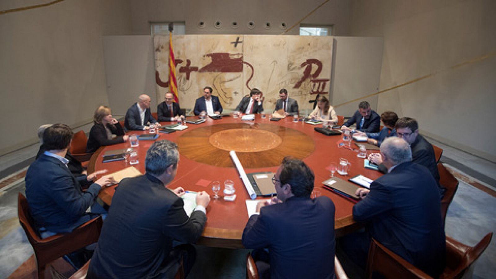 Informativo 24h: La Generalitat envía por burofax sus alegaciones al artículo 155 poco antes de expirar el plazo  | RTVE Play