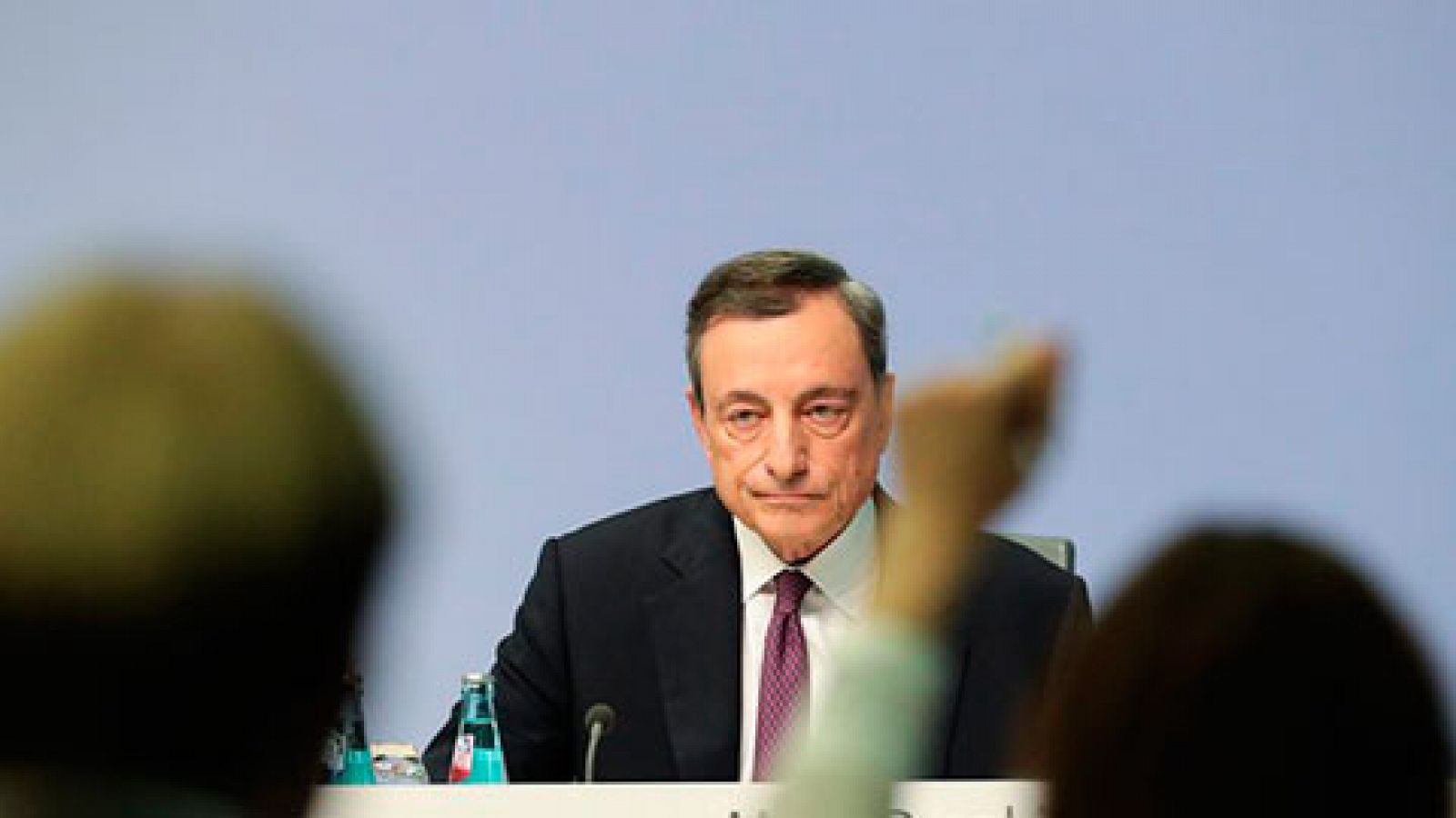 Telediario 1:  En Frankfurt, el Banco Central Europeo ha decidido que a partir de enero se va a  reducir a la mitad, es decir, de 60.000 a 30.000 millones de euros mensuales | RTVE Play