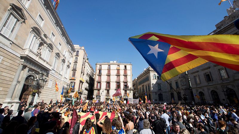 Estudiantes universitarios y de secundaria se concentran ante el Palau de la Generalitat